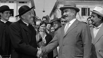 Don Camillo y Peppone se saludan en Brescello, escenario de sus peculiares y divertidas disputas.