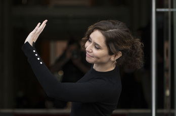 Isabel Díaz Ayuso saluda mientras participa en un minuto de silencio por los fallecidos en el buque gallego hundido en Terranova.