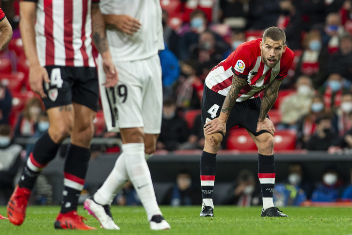 Iñigo Martínez durante el partido contra el Granada en San Mamés.