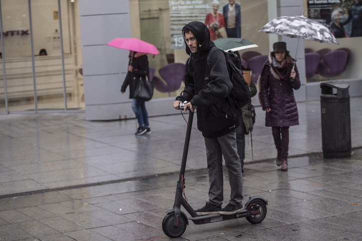 Un hombre circula con un patinete eléctrico en Iruñea. 