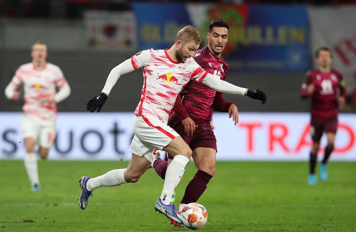 Mikel Merino, con Laimer en el partido de ida en Leipzig, no podrá jugar la vuelta por el golpe del derbi.