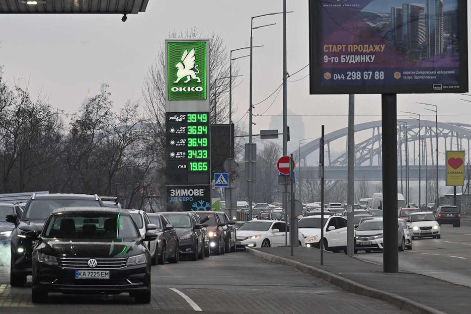 Colas de coches para repostar en Kiev.