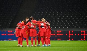 Los jugadores del Leipzig antes de iniciar el duelo ante el Hertha Berlin en la Bundesliga. 