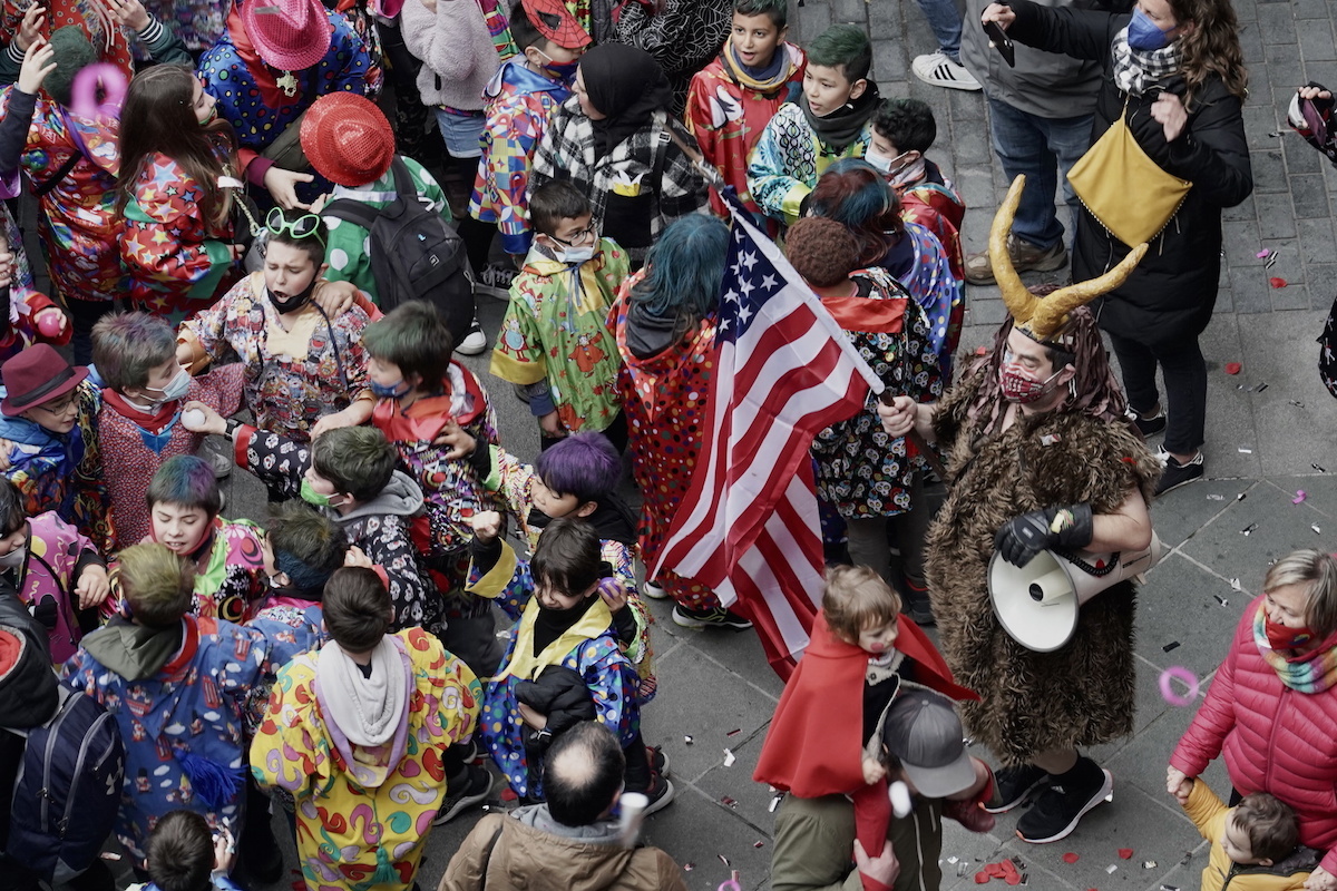 Estatu Batuetako Kapitolioaren aurkako erasoaz mozorrotutako pertsona bat. (Andoni CANELLADA / FOKU)