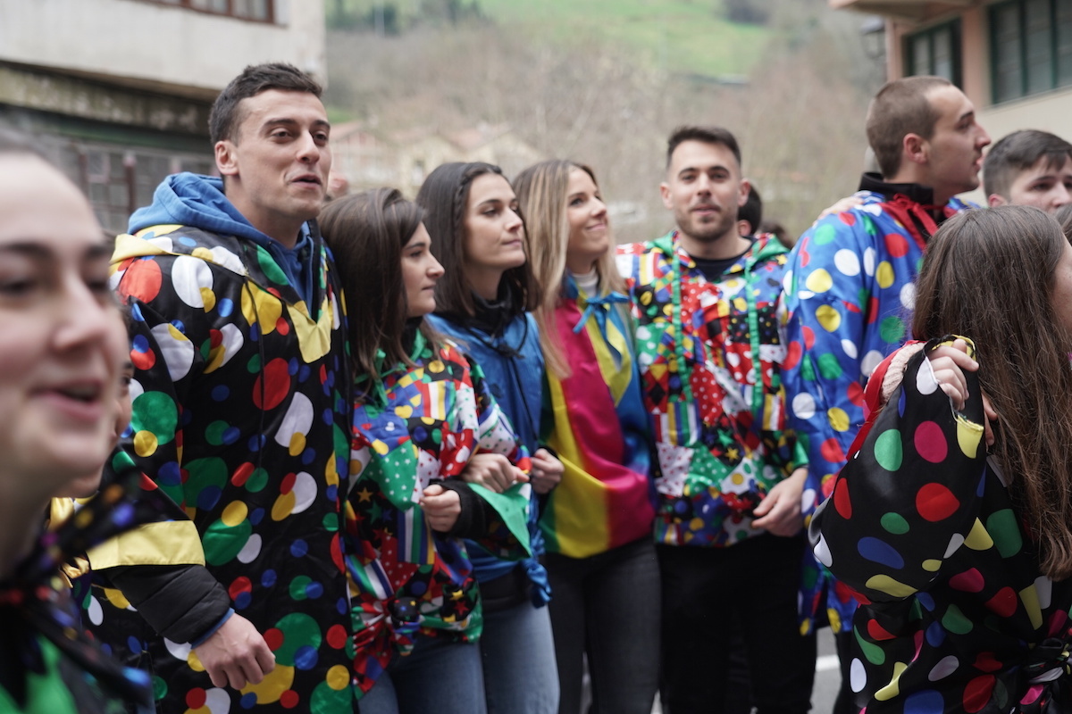 Kuadrilla bat Tolosako inauterietako txupinazoaz gozatzen. (Andoni CANELLADA / FOKU)