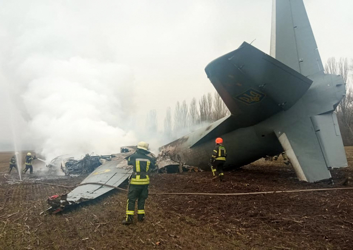 Un avión militar ucraniano derribado al sur de Kiev. 