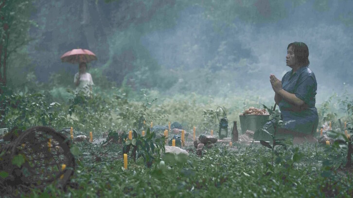 Nim es una chamán que ha creído ver extraños signos en su sobrina Mink.