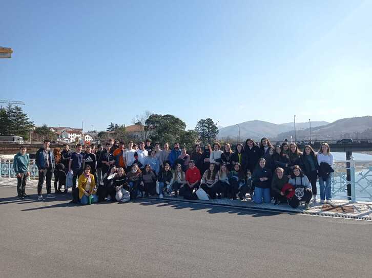 Hernaniko ikasleak Irun eta Hendaiaren arteko mugan.