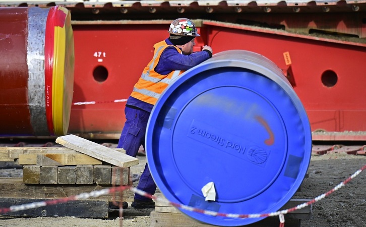 Un trabajador durante las tareas de construcción del Nord Stream 2 en Lubmin, noreste de Alemania, en marzo de 2019.