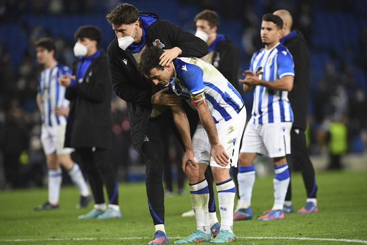Remiro consuela a Oyarzabal tras la eliminación ante el Leipzig.