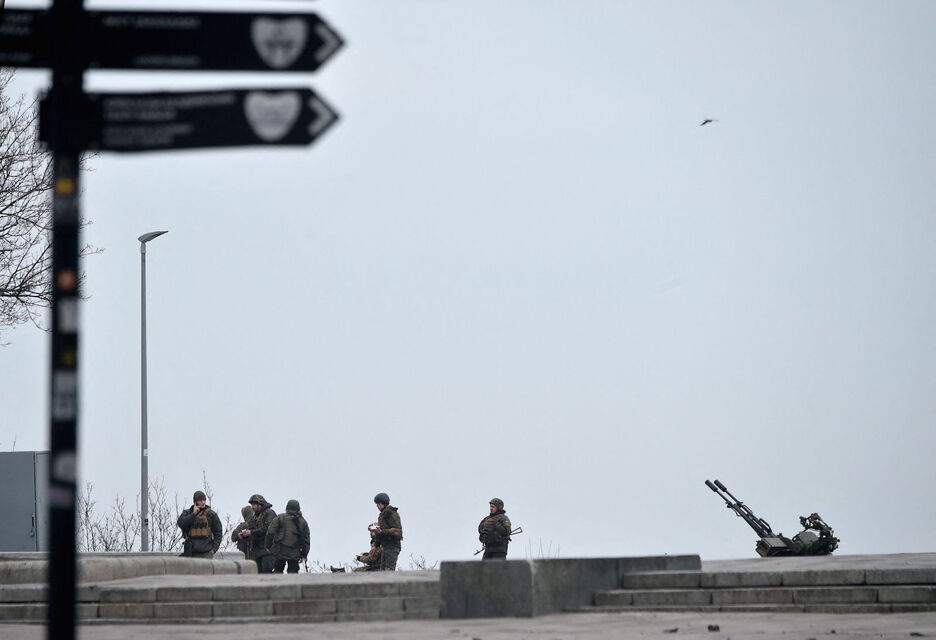 Soldados ucranianos desplegados en el centro de Kiev toman su almuerzo. 