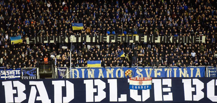 Pancarta de apoyo a la población de Ucrania en el partido de Europa League entre del Dinamo de Zagreb y el Sevilla.