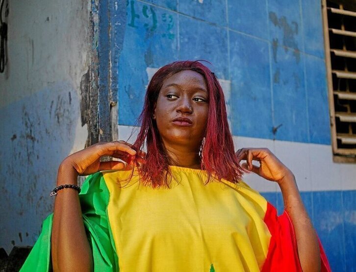 Emakume senegaldar bat bere herriko banderaren koloreekin jantzita. Argazkiak: Carmen Abd Ali | AFP 