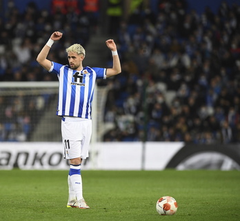 Januzaj, que se dispone a lanzar una falta ante el Leipzig, tuvo una racaída por arriesgar para jugar.