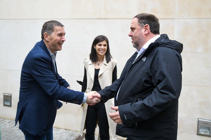 Arnaldo Otegi saluda a Oriol Junqueras, quien también ha sido espiado, durante una visita a Barcelona, en una imagen de archivo.
