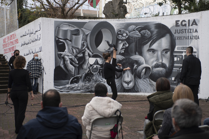 Acto de recuerdo a Mikel Zabalza en el mural en su honor en Altza (Donostia).
