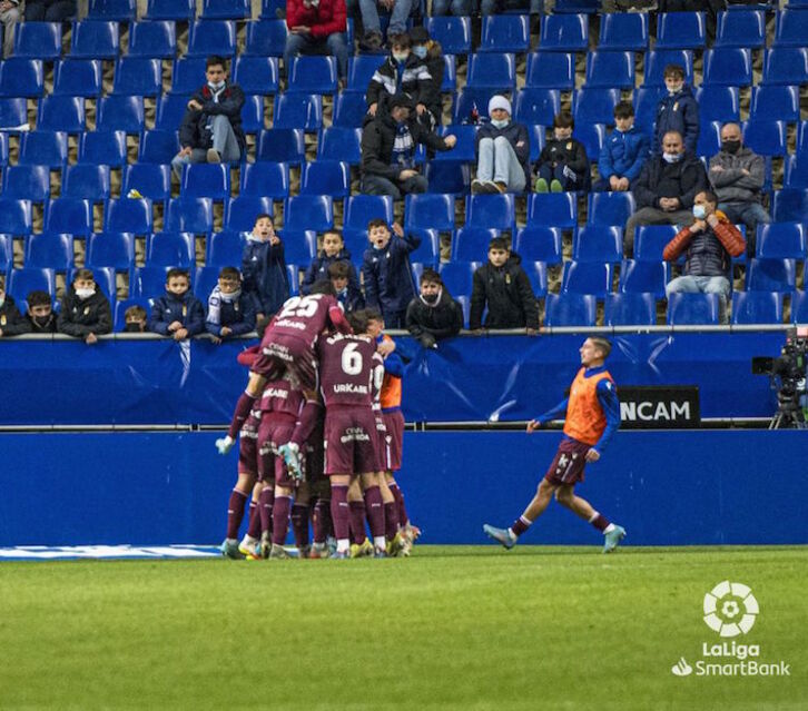 Los donostiarras celebran el penalti trasformado por Valera.