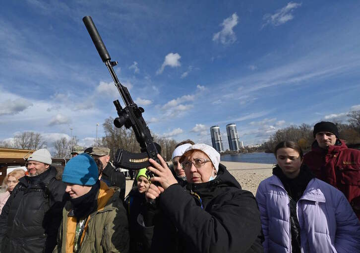 Ucranianos atienden un curso de formación en el uso de armas en Kiev.