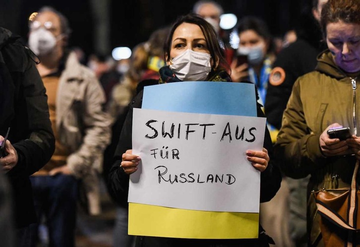 Protesta en Dortmund, Alemania, para exigir la exclusión de Rusia del SWIFT.