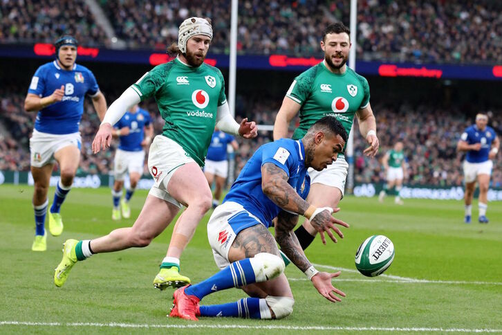 Italiako Monty Ioane, punturen bat eskuratu nahian Irlandaren kontra.