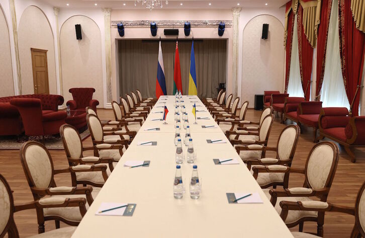 Mesa de negociaciones preparada en Gomel para acoger a las delegaciones rusa y ucraniana.