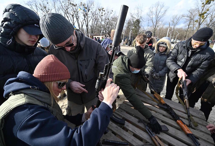 Civiles ucranianos aprenden el uso de armas en Kiev.