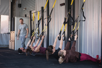 Baionako kirol gela batean, entrenatzailea eta bezeroak, gaur, maskarik gabe. 