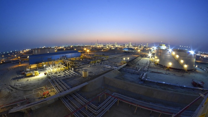 Vista aérea de las instalaciones tratamiento de gas y petróleo de Al-Zour, en el sur de Kuwait.
