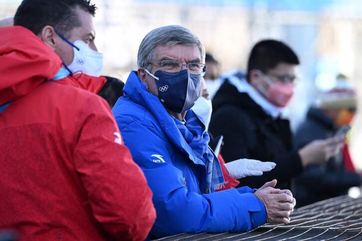 El presidente del COI, Thomas Bach, presencia una de las competiciones de los Juegos Olímpicos de Pekín.