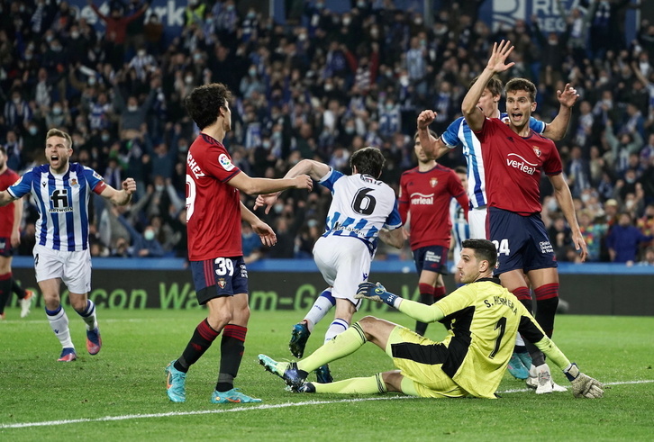 Asier Illarramendi celebra el gol de Aritz Elustondo que puso la guinda a su vuelta al equipo.