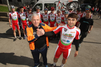 José Ignacio Armijo y Niko Agirre, felices tras el triunfo en Zumaia con todos los compañeros del Latorre detrás.