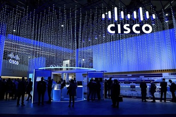 Participantes visitan uno de los stands en la sesión inaugural del MWC 2022.