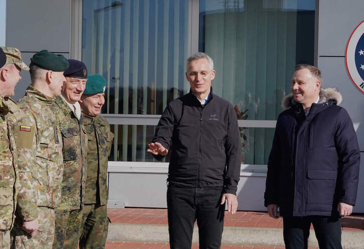 Jens Stoltenbgerg (a la izquierda) pasa revista a las tropas locales junto al presidente Andrzej Duda en Lask.