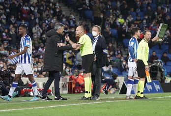 Imanol charla con Mateu Lahoz en el derbi de Osasuna del domingo.