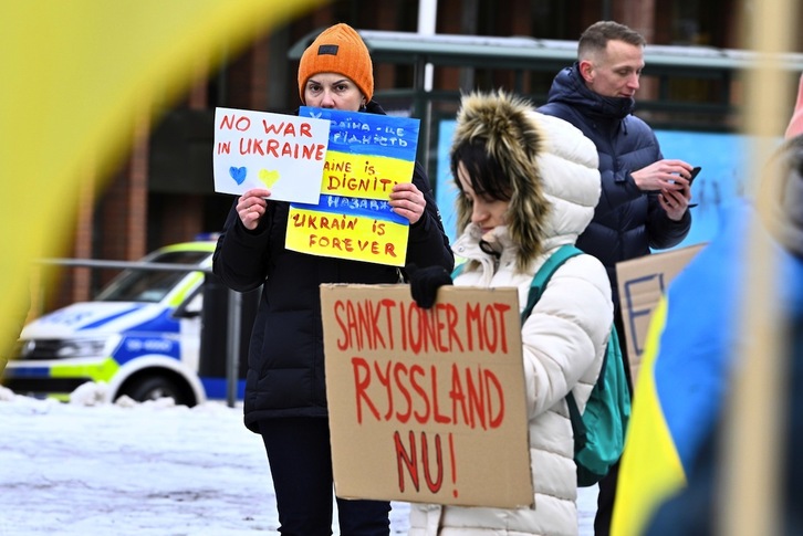 Manifestantes piden sanciones para Rusia ante la embajada de este país en Estocolmo, Suecia.