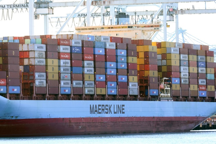 Un buque portacontenedores de la compañía danesa Maersk en el puerto de Los Ángeles (California) el pasado 9 de febrero.