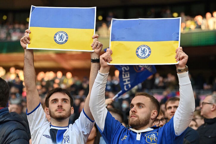 Aficionados del Chelsea exhiben banderas de Ucrania este pasado fin de semana.