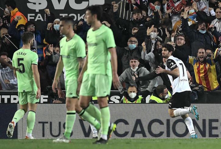 Gonçalo Guedes corre a celebrar su gol que le ha valido el pase a la final al Valencia ante el Athletic.
