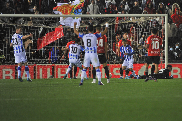 Tras anotar el 0-1, Silva busca a Merino con la mirada para agradecerle su magistral asistencia. 