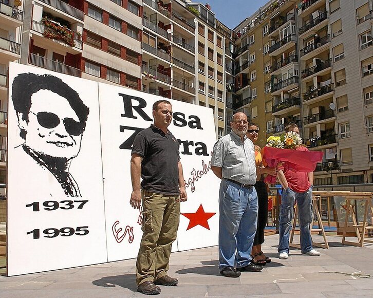 La familia de Rosa Zarra, en un homenaje tras el pelotazo de la Ertzaintza.