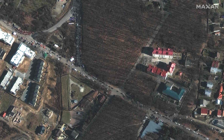 Imagen de satélite que muestra vehículos de refugiados esperando para cruzar a Eslovaquia desde Ucrania en el cruce fronterizo de Vysne Nemecke. 