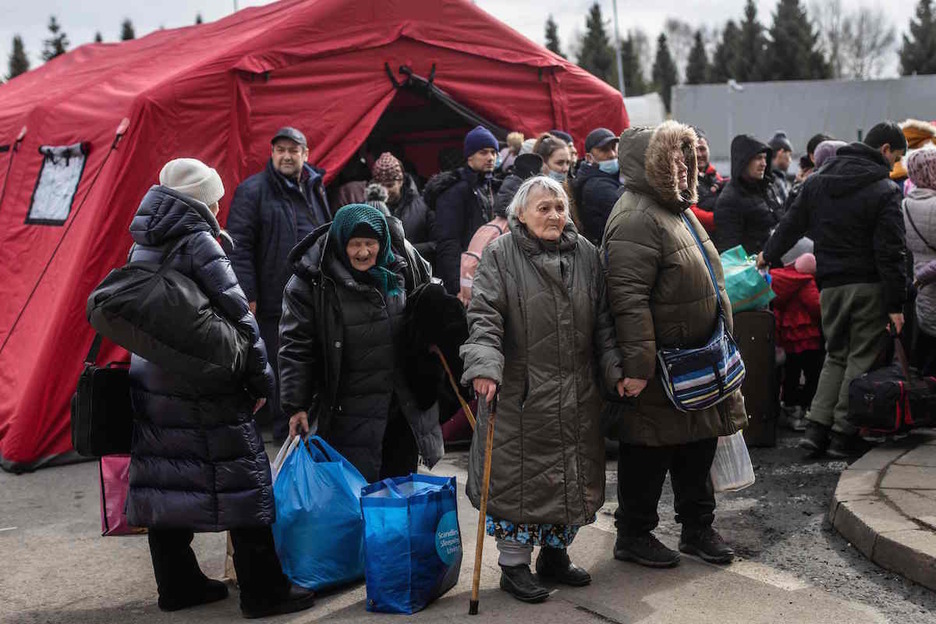 Ucranianas de avanzada edad llegando al cruce fronterizo en Korczowa, Polonia.