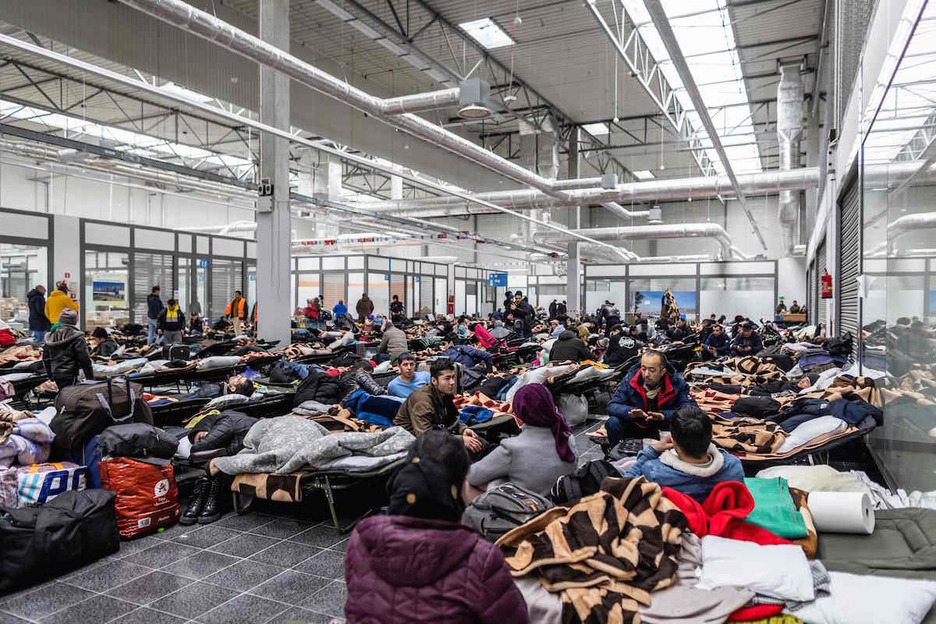 Refugiados de Ucrania en un centro de recepción temporal en Korczowa. 