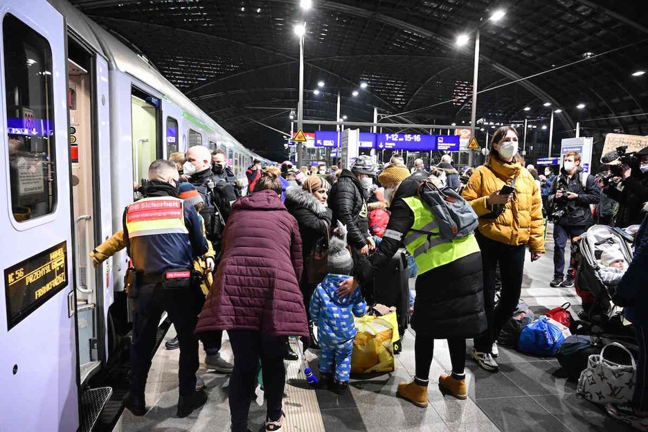 Refugiados llegando a la estación principal de Berlín, Alemania, desde Ucrania.
