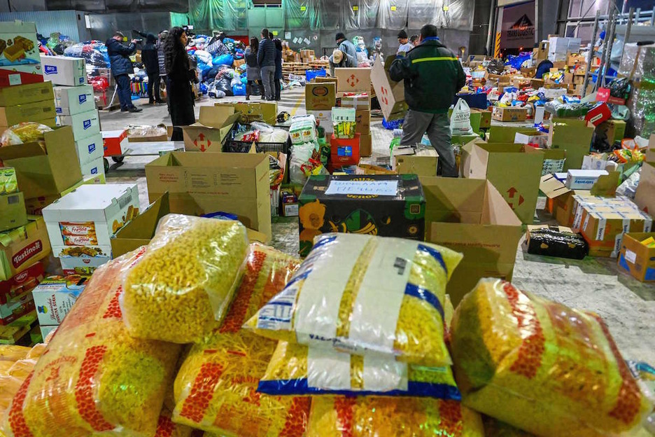 Voluntarios locales descargan alimentos llegados de Hungría y la República Checa en un local en el pueblo ucraniano de Solomonovo.