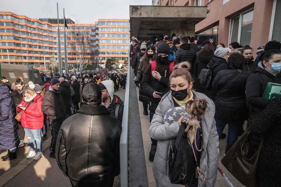 Refugiados ucranianos hacen cola para solicitar permisos de residencia en Praga, capital de la República Checa.
