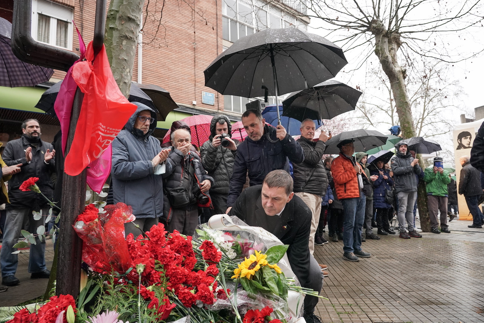 Arnaldo Otegi ha realizado una ofrenda floral en Zaramaga. (Endika PORTILLO I FOKU)