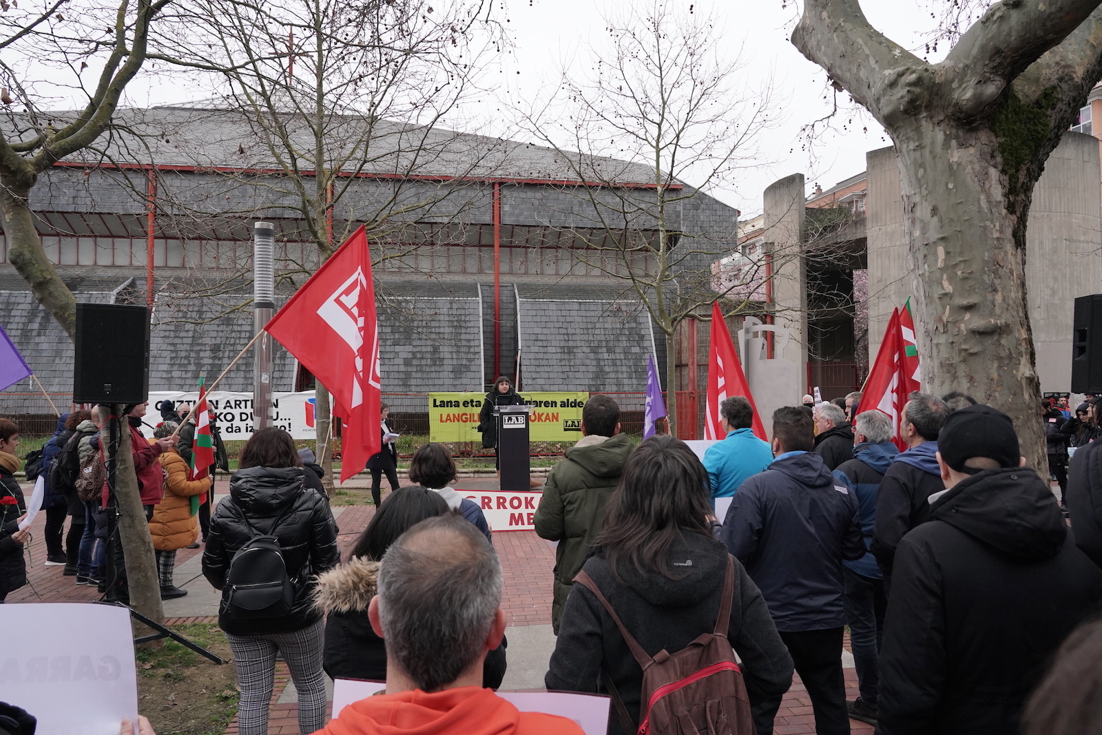 Acto orgnizado por LAB junto a la Iglesia de San Francisco. (Endika PORTILLO I FOKU)