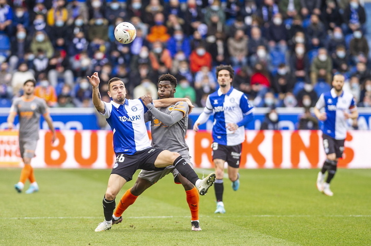 Gonzalo Escalante zelai erdirako bikote bila dabil, Mamadou Loum eta Tomas Pina baja direla.