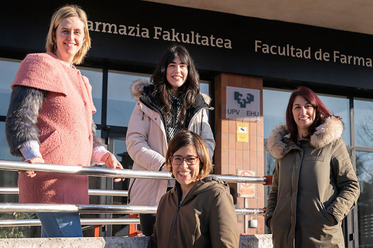 Goian, ezkerretik eskuinera, Lorena Laorden Muñoz, Maia Azpiazu Muniozguren eta Ilargi Martínez Ballesteros. Behean, Irati Martinez Malax-Etxebarria. (Nuria González/ UPV/EHU) Goian, ezkerretik eskuinera, Lorena Laorden Muñoz, Maia Azpiazu Muniozguren eta Ilargi Martínez Ballesteros. Behean, Irati Martinez Malax-Etxebarria. (Nuria González/ UPV/EHU)